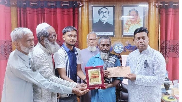 ভ্যানচালক মিস্টারকে সংবর্ধনা দিলো শিবগঞ্জ পৌরসভা